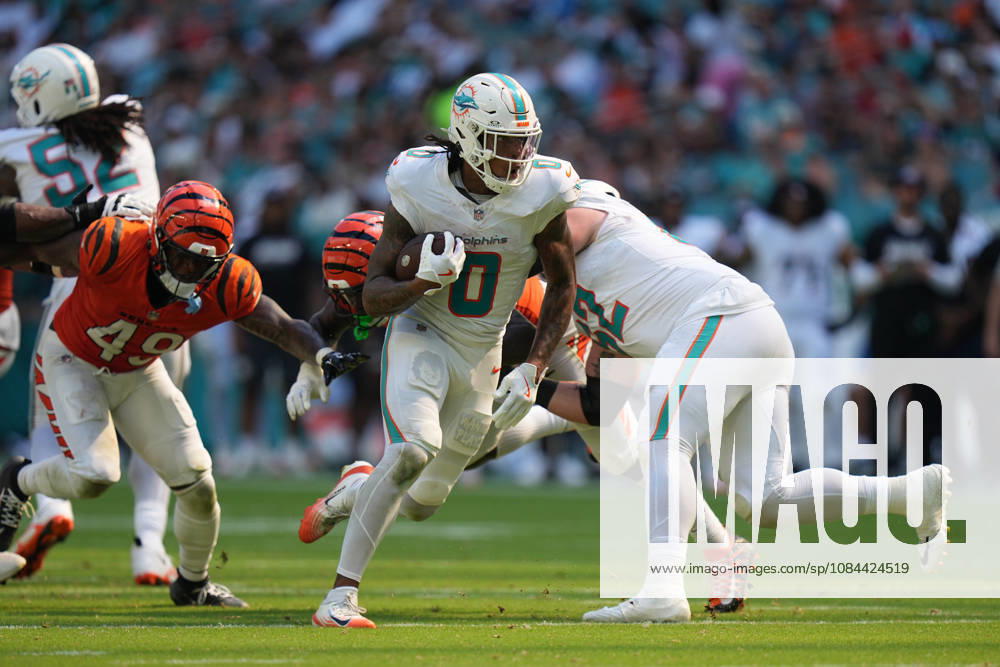 MIAMI GARDENS, FL - OCTOBER 11: Miami Dolphins running back Ollie Gordon II (0) rushes with the ball during the NFL, American Football Herren, USA game between the Cincinnati Bengals and the Miami Dolphins on Sunday, October 11, 2026 at Hard Rcok Stadium in Miami Gardens, FL (Photo by Peter Joneleit Icon Sportswire) NFL: OCT 11 Bengals at Dolphins Icon2601011038