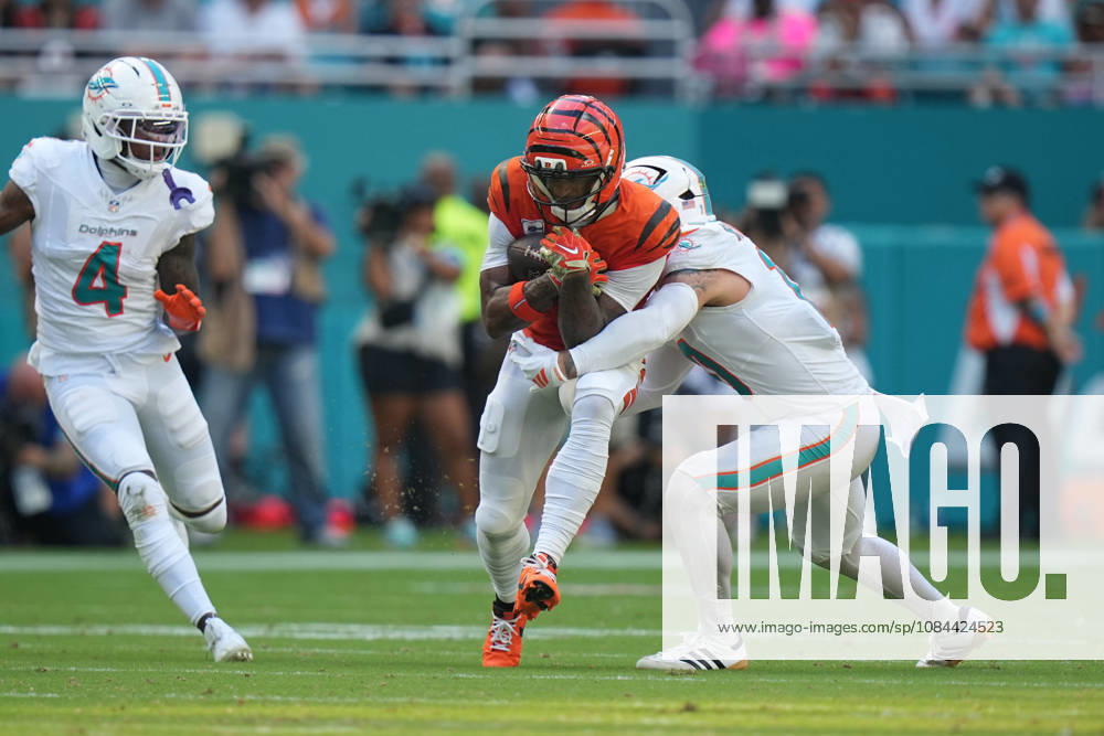 MIAMI GARDENS, FL - OCTOBER 11: Cincinnati Bengals wide receiver Ja marr Chase (1) runs after.a catch during the NFL, American Football Herren, USA game between the Cincinnati Bengals and the Miami Dolphins on Sunday, October 11, 2026 at Hard Rcok Stadium in Miami Gardens, FL (Photo by Peter Joneleit Icon Sportswire) NFL: OCT 11 Bengals at Dolphins Icon2601011040