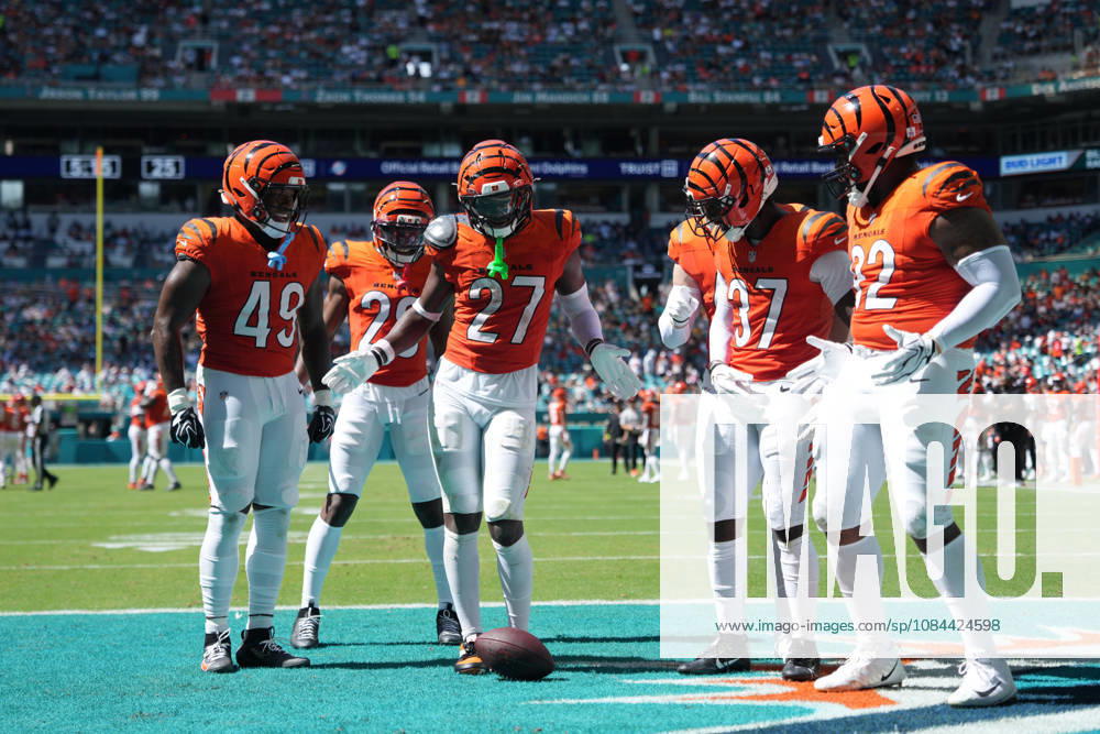 MIAMI GARDENS, FL - OCTOBER 11: Cincinnati Bengals safety Jordan Battle (27) does a turnover celebration dance in the end zone during the NFL, American Football Herren, USA game between the Cincinnati Bengals and the Miami Dolphins on Sunday, October 11, 2026 at Hard Rcok Stadium in Miami Gardens, FL (Photo by Peter Joneleit Icon Sportswire) NFL: OCT 11 Bengals at Dolphins Icon2601011049