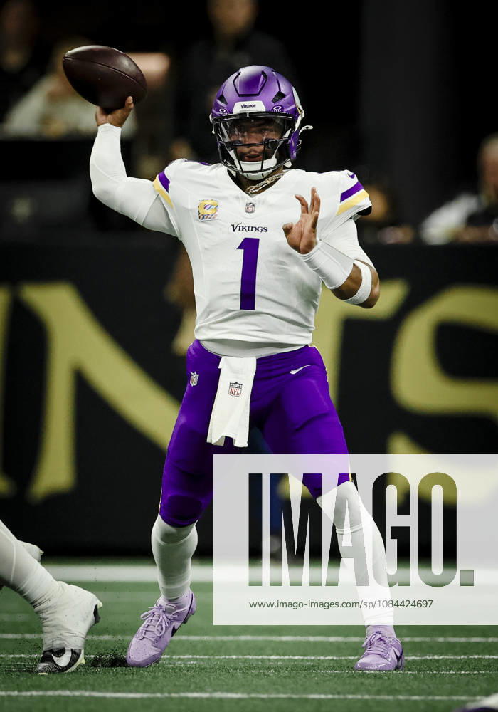 NEW ORLEANS, LA - OCTOBER 11: Kyler Murray 1 of the Minnesota Vikings throws a pass against the New Orleans Saints during the first half of a game at Caesars Superdome on October 11, 2026, in New Orleans, Louisiana. (Photo by Derick Hingle Icon Sportswire) NFL, American Football Herren, USA OCT 11 Vikings at Saints Icon126261011035