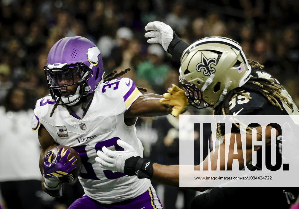 NEW ORLEANS, LA - OCTOBER 11: Aaron Jones 33 of the Minnesota Vikings stiff arms Chase Young 99 of the New Orleans Saints during the first half of a game at Caesars Superdome on October 11, 2026, in New Orleans, Louisiana. (Photo by Derick Hingle Icon Sportswire) NFL, American Football Herren, USA OCT 11 Vikings at Saints Icon126261011042