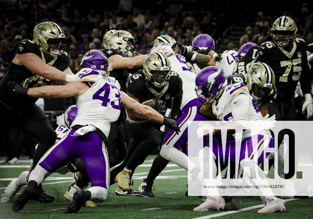 NEW ORLEANS, LA - OCTOBER 11: Kendre Miller 5 of the New Orleans Saints runs against the Minnesota Vikings during the first half of a game at Caesars Superdome on October 11, 2026, in New Orleans, Louisiana. (Photo by Derick Hingle Icon Sportswire) NFL, American Football Herren, USA OCT 11 Vikings at Saints Icon126261011043