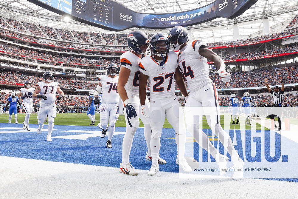 NFL, American Football Herren, USA - Los Angeles Chargers vs Denver Broncos Broncos running back J.K. Dobbins (C) celebrates with his teammates after scoring a touchdown in the first half of an NFL game between the Los Angeles Chargers and the Denver Broncos at SoFi Stadium in Inglewood, California, USA, 11 October 2026. INGLEWOOD CALIFORNIA UNITED STATES