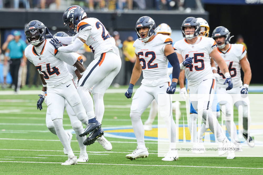 NFL, American Football Herren, USA - Los Angeles Chargers vs Denver Broncos The Denver Broncos special teams unit celebrates after getting a tackle on a punt return in the first half of an NFL game between the Los Angeles Chargers and the Denver Broncos at SoFi Stadium in Inglewood, California, USA, 11 October 2026. INGLEWOOD CALIFORNIA UNITED STATES