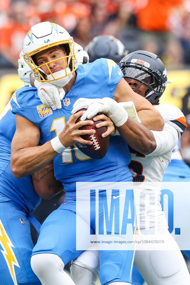 NFL, American Football Herren, USA - Los Angeles Chargers vs Denver Broncos Chargers quarterback Justin Herbert (front) is sacked by Broncos outside linebacker Nik Bonitto in the first half of an NFL game between the Los Angeles Chargers and the Denver Broncos at SoFi Stadium in Inglewood, California, USA, 11 October 2026. INGLEWOOD CALIFORNIA UNITED STATES