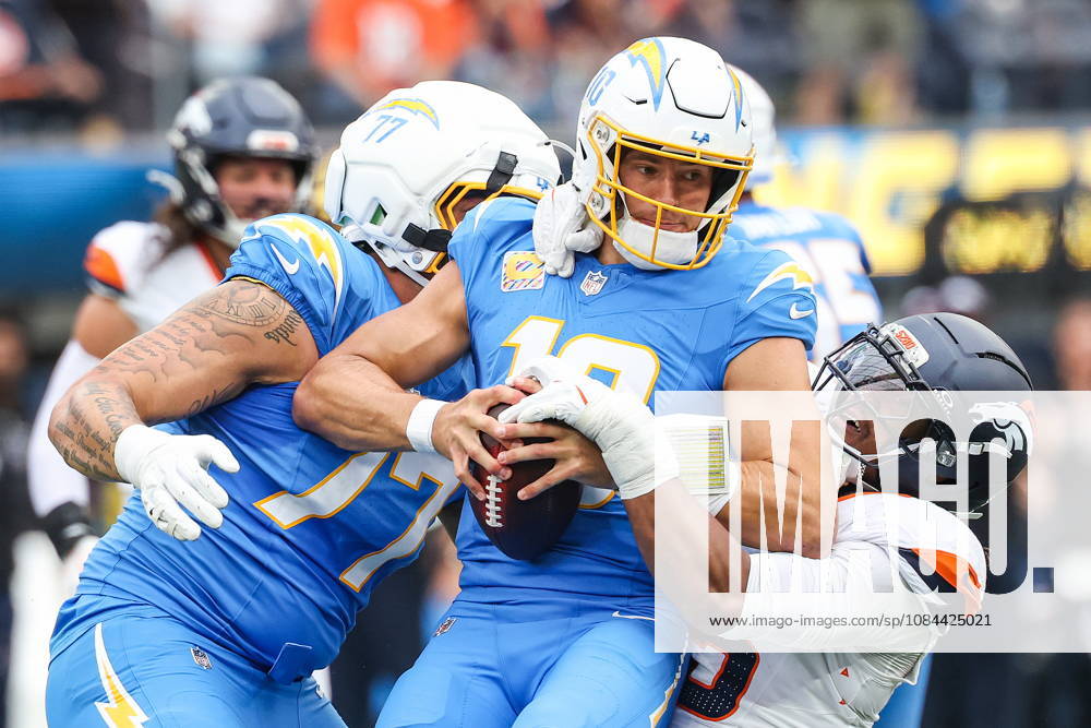 NFL, American Football Herren, USA - Los Angeles Chargers vs Denver Broncos Chargers quarterback Justin Herbert (front) is sacked by Broncos outside linebacker Nik Bonitto in the first half of an NFL game between the Los Angeles Chargers and the Denver Broncos at SoFi Stadium in Inglewood, California, USA, 11 October 2026. INGLEWOOD CALIFORNIA UNITED STATES