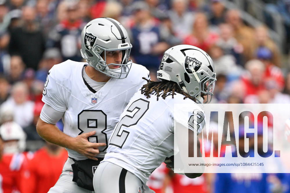 Oct 11, 2026; Foxborough, MA, USA; Las Vegas Raiders quarterback Kirk Cousins (8) hands the ball to running back Ashton Jeanty (2) during the first half against the New England Patriots at Gillette Stadium. Mandatory Credit: -Cal Media NFL, American Football Herren, USA 2026: Raiders Vs Patriots OCT 11 - ZUMAc04_ 20261011_zma_c04_148