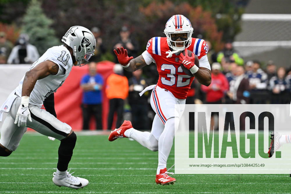 Oct 11, 2026; Foxborough, MA, USA; New England Patriots running back TreVeyon Henderson (32) runs the ball against Las Vegas Raiders safety Jeremy Chinn (11) during the first half at Gillette Stadium. Mandatory Credit: -Cal Media NFL, American Football Herren, USA 2026: Raiders Vs Patriots OCT 11 - ZUMAc04_ 20261011_zma_c04_150