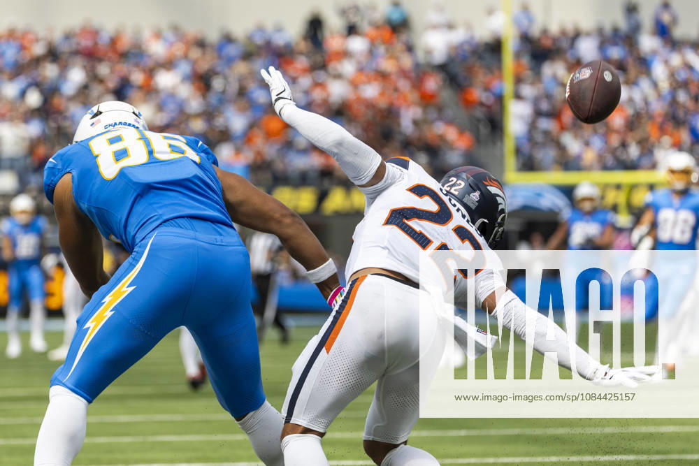 Denver Broncos Safety Brandon Jones (22) defects a pass intended for Los Angeles Chargers tight end Oronde Gadsden (86) during an NFL, American Football Herren, USA football game, in Inglewood, Calif. on Sunday Oct. 11, 2026. NHL, Eishockey Herren, USA 2026: LA Chargers Vs Denver Broncos - ZUMAc68_ 20261011_zaf_c68_001