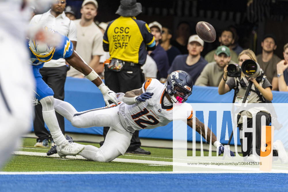 Denver Broncos Running Back RJ Harvey (12) fails to catch a pass against Los Angeles Chargers linebacker Daiyan Henley (0) during an NFL, American Football Herren, USA football game, in Inglewood, Calif. on Sunday Oct. 11, 2026. NHL, Eishockey Herren, USA 2026: LA Chargers Vs Denver Broncos - ZUMAc68_ 20261011_zaf_c68_004