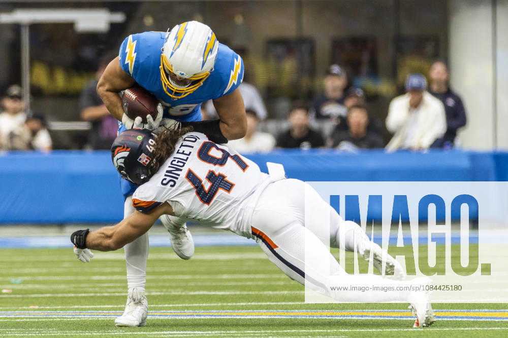 Los Angeles Chargers tight end Charlie Kolar (88) is tackled by Denver Broncos Inside Linebacker Alex Singleton (49) during an NFL, American Football Herren, USA football game, in Inglewood, Calif. on Sunday Oct. 11, 2026. NHL, Eishockey Herren, USA 2026: LA Chargers Vs Denver Broncos - ZUMAc68_ 20261011_zaf_c68_009