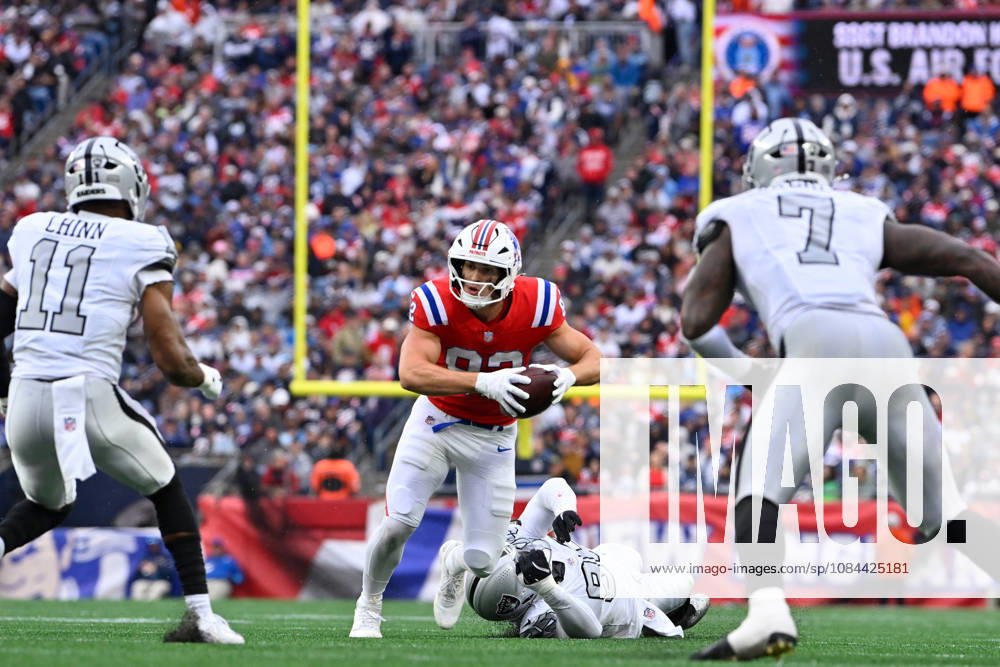 Oct 11, 2026; Foxborough, MA, USA; New England Patriots tight end Eli Raridon (82) breaks a tackle by Las Vegas Raiders defensive end Kwity Paye (95) during the second half at Gillette Stadium. Mandatory Credit: -Cal Media NFL, American Football Herren, USA 2026: Raiders Vs Patriots OCT 11 - ZUMAc04_ 20261011_zma_c04_164