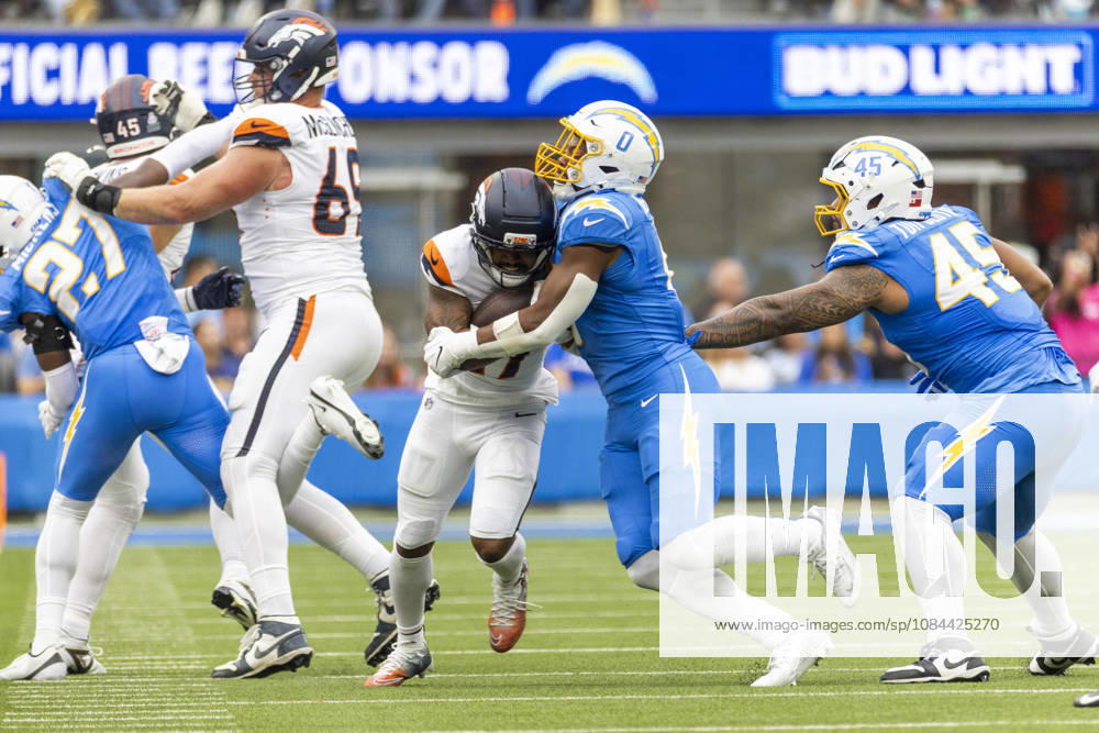 Denver Broncos Wide Receiver Jaylen Waddle (17) runs against Los Angeles Chargers linebacker Daiyan Henley (0) during an NFL, American Football Herren, USA football game, in Inglewood, Calif. on Sunday Oct. 11, 2026. Inglewood USA - ZUMAc68_ 20261011_zaf_c68_011