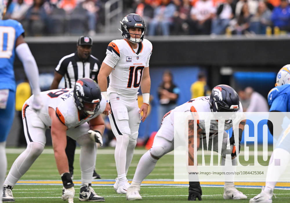 INGLEWOOD, CA - OCTOBER 11: Denver Broncos quarterback Bo Nix (10) gets ready to take a snap during the game between the Los Angeles Chargers and the Denver Broncos on October 11, 2026 at SoFi Stadium in Inglewood. (Photo by David Dennis Icon Sportswire) NFL, American Football Herren, USA OCT 11 Broncos at Chargers Icon26101114