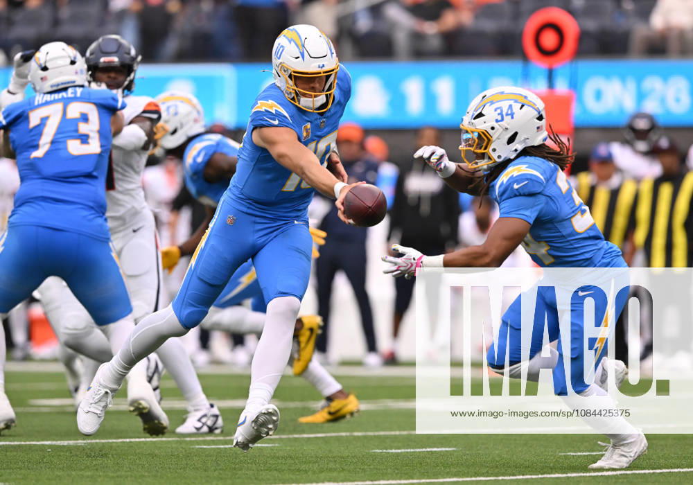 INGLEWOOD, CA - OCTOBER 11: Los Angeles Chargers quarterback Justin Herbert (10) hands off the ball during the game between the Los Angeles Chargers and the Denver Broncos on October 11, 2026 at SoFi Stadium in Inglewood. (Photo by David Dennis Icon Sportswire) NFL, American Football Herren, USA OCT 11 Broncos at Chargers Icon26101116