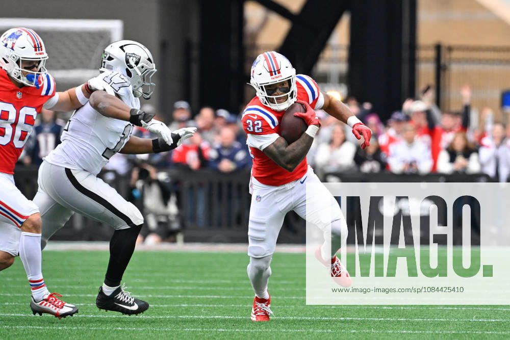 NFL, American Football Herren, USA 2026: Raiders Vs Patriots OCT 11 Oct 11, 2026; Foxborough, MA, USA; New England Patriots running back TreVeyon Henderson (32) runs the ball with pressure from Las Vegas Raiders linebacker Nakobe Dean (17) during the first half at Gillette Stadium. Mandatory Credit: Eric Canha-Cal Media (Credit Image: Â Eric Canha Cal Sport Media) Foxborough Ma USA