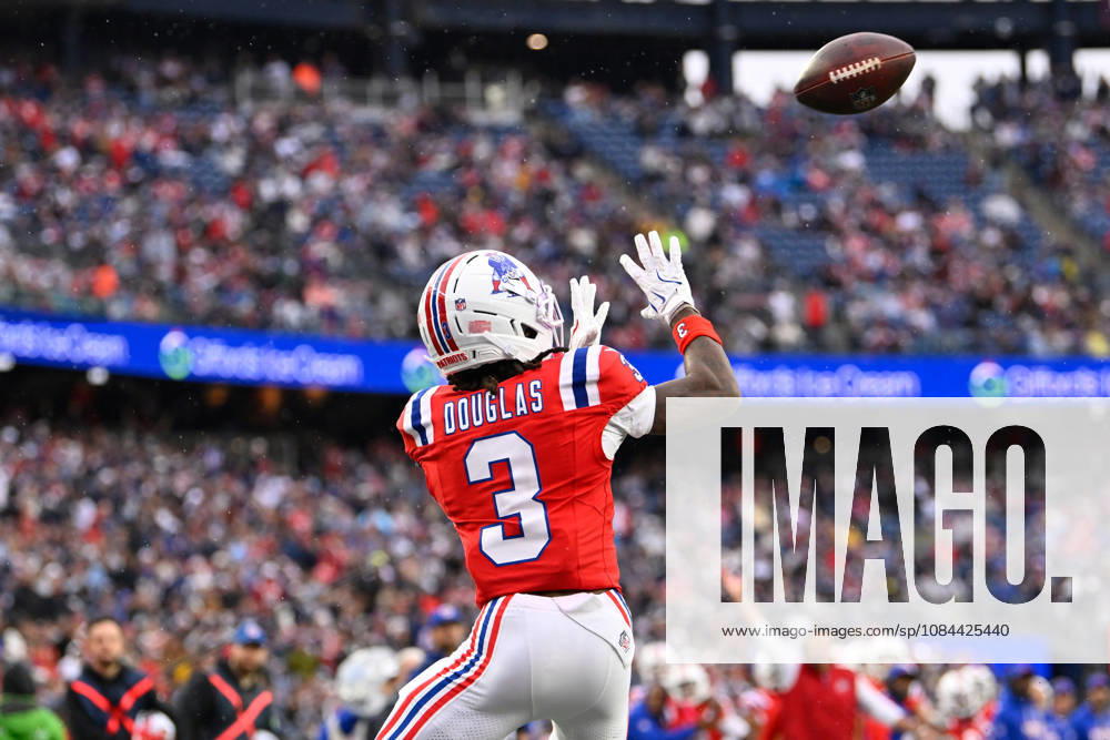 NFL, American Football Herren, USA 2026: Raiders Vs Patriots OCT 11 Oct 11, 2026; Foxborough, MA, USA;New England Patriots wide receiver DeMario Douglas (3) makes a catch for a touchdown against the Las Vegas Raiders during the second half at Gillette Stadium. Mandatory Credit: Eric Canha-Cal Media (Credit Image: Â Eric Canha Cal Sport Media) Foxborough Ma USA