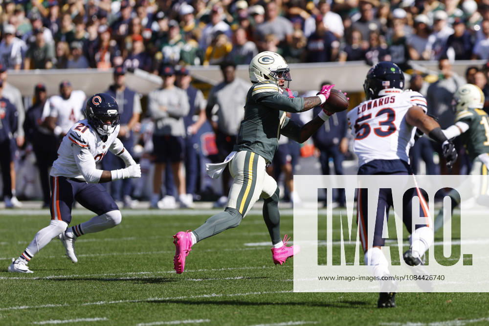 GREEN BAY, WI - OCTOBER 11: Green Bay Packers wide receiver Matthew Golden (0) splits two defenders to make a catch during a game between the Green Bay Packers and the Chicago Bears on October 11, 2026 at Lambeau Field in Green Bay, WI. (Photo by Larry Radloff Icon Sportswire) NFL, American Football Herren, USA OCT 11 Bears at Packers Icon2610110350