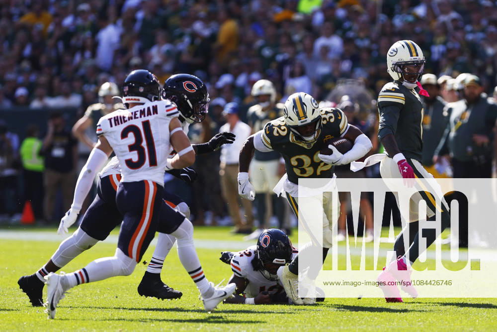 GREEN BAY, WI - OCTOBER 11: Green Bay Packers running back Marshawn Lloyd (32) is tripped up during a game between the Green Bay Packers and the Chicago Bears on October 11, 2026 at Lambeau Field in Green Bay, WI. (Photo by Larry Radloff Icon Sportswire) NFL, American Football Herren, USA OCT 11 Bears at Packers Icon2610110909