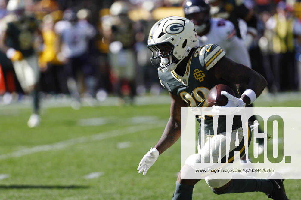 GREEN BAY, WI - OCTOBER 11: Green Bay Packers running back Pierre Strong (22) runs with the ball during a game between the Green Bay Packers and the Chicago Bears on October 11, 2026 at Lambeau Field in Green Bay, WI. (Photo by Larry Radloff Icon Sportswire) NFL, American Football Herren, USA OCT 11 Bears at Packers Icon2610111426