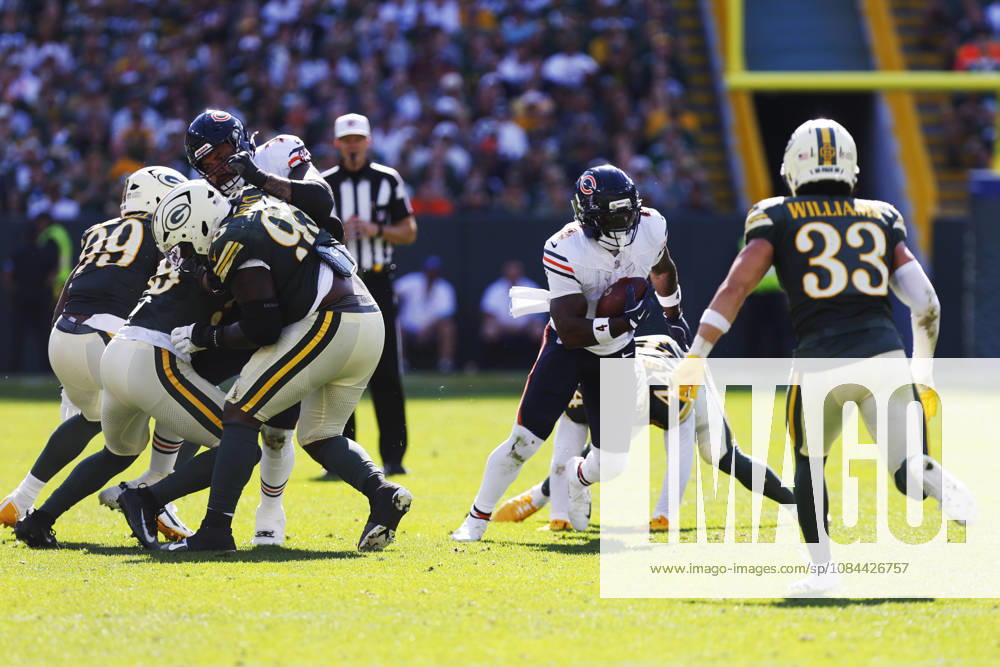 GREEN BAY, WI - OCTOBER 11: Chicago Bears running back D Andre Swift (4) looks for space during a game between the Green Bay Packers and the Chicago Bears on October 11, 2026 at Lambeau Field in Green Bay, WI. (Photo by Larry Radloff Icon Sportswire) NFL, American Football Herren, USA OCT 11 Bears at Packers Icon2610111752