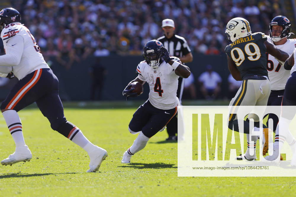 GREEN BAY, WI - OCTOBER 11: Chicago Bears running back D Andre Swift (4) runs with the ball during a game between the Green Bay Packers and the Chicago Bears on October 11, 2026 at Lambeau Field in Green Bay, WI. (Photo by Larry Radloff Icon Sportswire) NFL, American Football Herren, USA OCT 11 Bears at Packers Icon2610111811