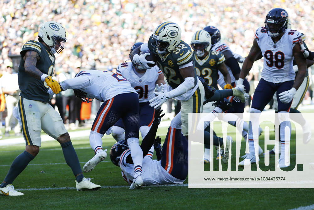 GREEN BAY, WI - OCTOBER 11: Green Bay Packers running back Marshawn Lloyd (32) scores a touchdown during a game between the Green Bay Packers and the Chicago Bears on October 11, 2026 at Lambeau Field in Green Bay, WI. (Photo by Larry Radloff Icon Sportswire) NFL, American Football Herren, USA OCT 11 Bears at Packers Icon2610112405