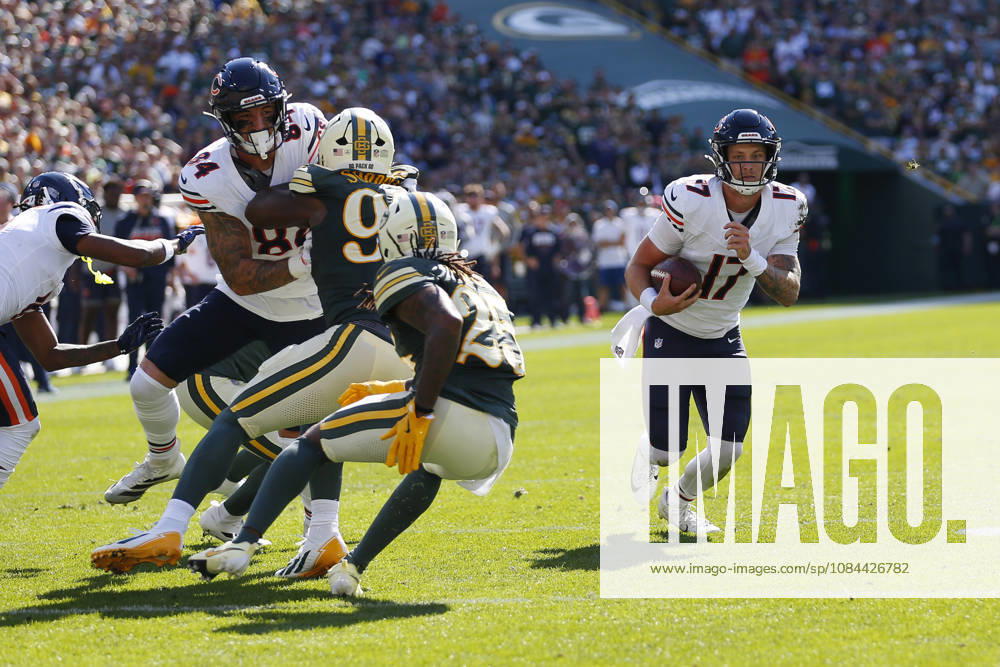 GREEN BAY, WI - OCTOBER 11: Chicago Bears quarterback Tyson Bagent (17) finds a lane to the end zone during a game between the Green Bay Packers and the Chicago Bears on October 11, 2026 at Lambeau Field in Green Bay, WI. (Photo by Larry Radloff Icon Sportswire) NFL, American Football Herren, USA OCT 11 Bears at Packers Icon2610112511