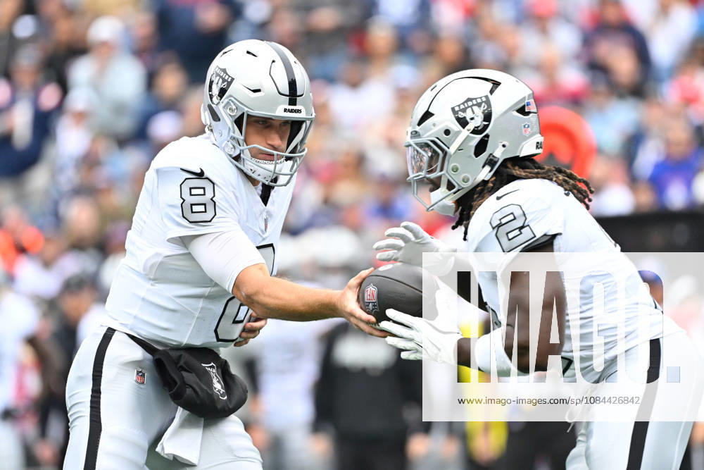 Oct 11, 2026; Foxborough, MA, USA; Las Vegas Raiders quarterback Kirk Cousins (8) hands the ball off to running back Ashton Jeanty (2) during the first half against the New England Patriots at Gillette Stadium. Mandatory Credit: -Cal Media Foxborough USA - ZUMAc04_ 20261011_zma_c04_138