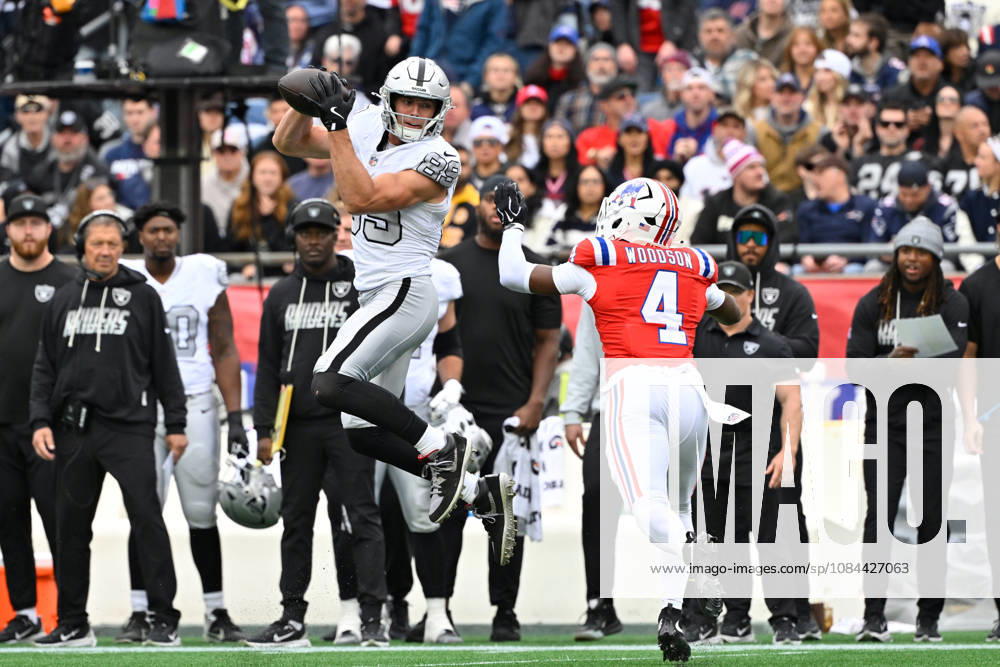 Oct 11, 2026; Foxborough, MA, USA; Las Vegas Raiders tight end Brock Bowers (89) makes a catch against New England Patriots safety Craig Woodson (4) during the first half at Gillette Stadium. Mandatory Credit: -Cal Media Foxborough USA - ZUMAc04_ 20261011_zma_c04_158