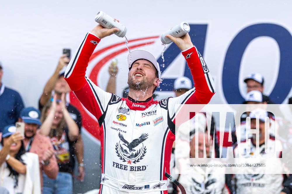 CHASE BRISCOE (19) celebrates his Bank of America 400 win in victory at Charlotte Motor Speedway Concord USA - ZUMAj177 20261011_zsp_j177_002