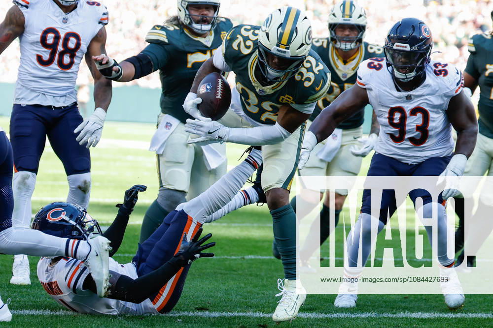 NFL, American Football Herren, USA 2026: Bears Vs Packers OCT 11 Oct 11, 2026; Green Bay, WI, USA; Green Bay Packers running back Marshawn Lloyd (32) runs in a 7 yard touchdown run during NFL game action against the Chicago Bears at Lambeau Field. Mandatory Credit: Darren Lee-Cal Media (Credit Image: Â Darren Lee Cal Sport Media) Green Bay Wi USA