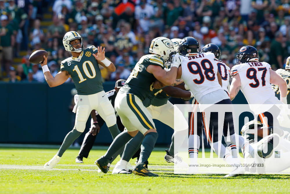 NFL, American Football Herren, USA 2026: Bears Vs Packers OCT 11 Oct 11, 2026; Green Bay, WI, USA; Green Bay Packers quarterback Jordan Love (10) passing the ball during NFL game action against the Chicago Bears at Lambeau Field. Mandatory Credit: Darren Lee-Cal Media (Credit Image: Â Darren Lee Cal Sport Media) Green Bay Wi USA