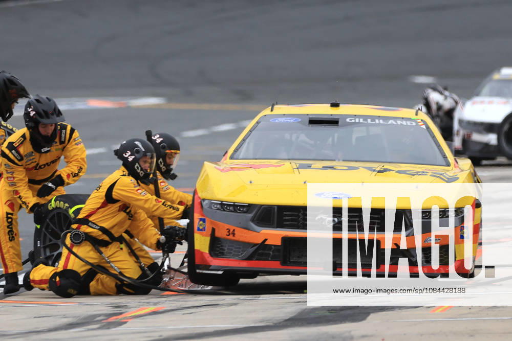 CHARLOTTE, NC - OCTOBER 11: The pit crew of Todd Gilliland ( 34 Front Row Motorsports Love s Travel Stops Ford) services the race car during the running of the NASCAR, Motorsport, USA Cup Series Playoffs Bank of America 400 race on October 11, 2026 at Charlotte Motor Speedway in Charlotte, NC. (Photo by Jeff Robinson Icon Sportswire) AUTO: OCT 11 NASCAR Cup Series Playoffs Bank of America 400 Icon26101113561400