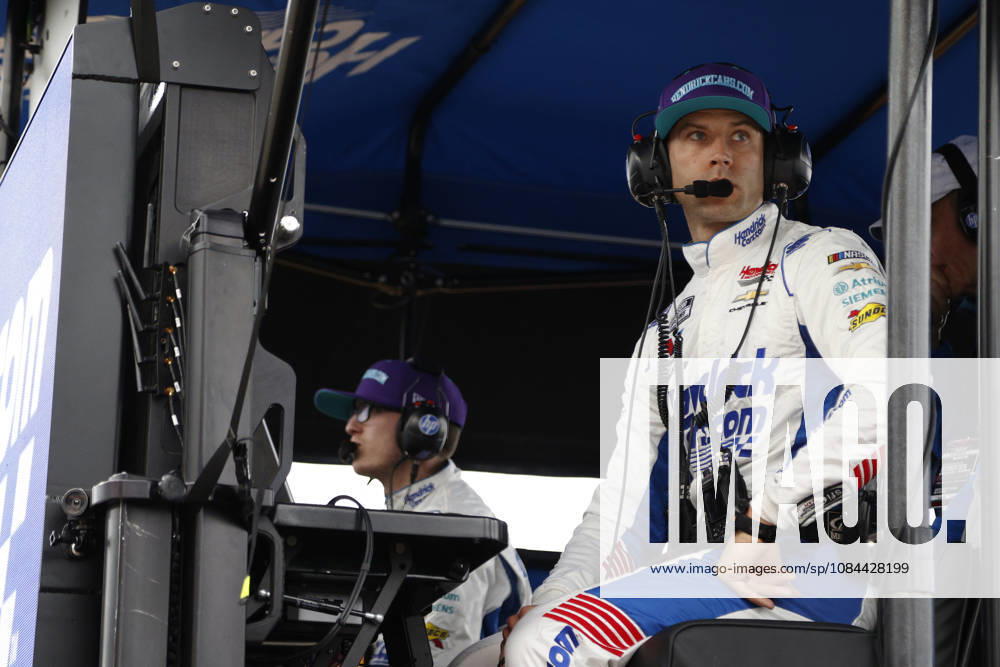 CHARLOTTE, NC - OCTOBER 11: Cliff Daniels,crew chief for Kyle Larson ( 5 Hendrick Motorsports HendrickCars.com Chevrolet) looks on from the pit box during the running of the NASCAR, Motorsport, USA Cup Series Playoffs Bank of America 400 race on October 11, 2026 at Charlotte Motor Speedway in Charlotte, NC. (Photo by Jeff Robinson Icon Sportswire) AUTO: OCT 11 NASCAR Cup Series Playoffs Bank of America 400 Icon26101114151400