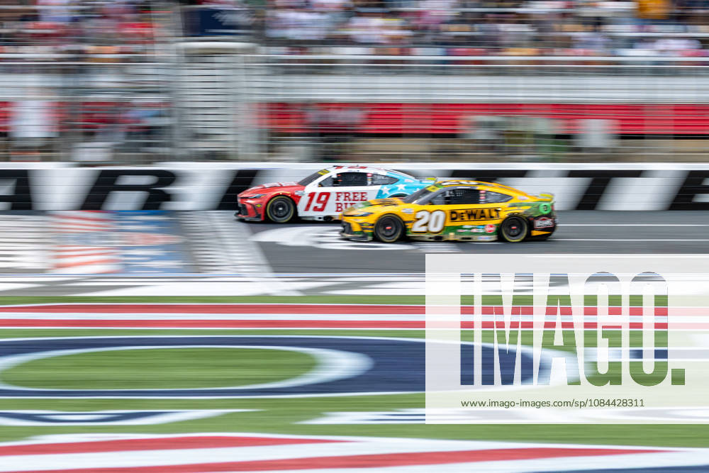 CHASE BRISCOE (19) holds off Christopher Bell to win the Bank of America 400 at Charlotte Motor Speedway NASCAR, Motorsport, USA 2026: Bank Of America 400 At Charlotte Motor Speedway - ZUMAj177 20261011_zsp_j177_001