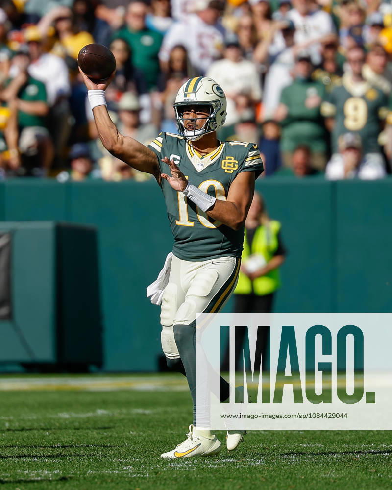 Oct 11, 2026; Green Bay, WI, USA; Green Bay Packers quarterback Jordan Love (10) passing the ball during NFL, American Football Herren, USA game action against the Chicago Bears at Lambeau Field. Mandatory Credit: -Cal Media Green Bay USA - ZUMAc04_ 20261011_zma_c04_210