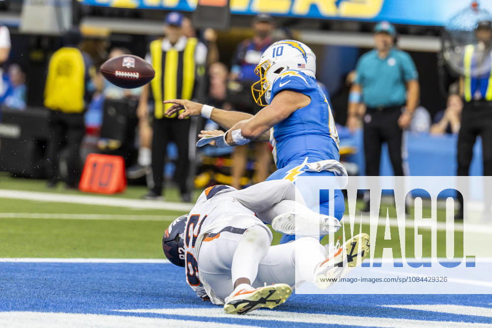 Los Angeles Chargers quarterback Justin Herbert (10) passes the ball under pressure from Denver Broncos Tight End Adam Trautman (82) during an NFL, American Football Herren, USA football game, in Inglewood, Calif. on Sunday Oct. 11, 2026. Inglewood USA - ZUMAc68_ 20261011_zaf_c68_032