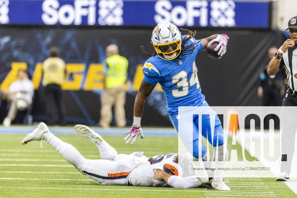 Los Angeles Chargers running back Keaton Mitchell (34) escapes a tackle-attempt by Denver Broncos Inside Linebacker Alex Singleton (49) during an NFL, American Football Herren, USA football game, in Inglewood, Calif. on Sunday Oct. 11, 2026. NHL, Eishockey Herren, USA 2026: Denver Broncos 23:17 LA Chargers - ZUMAc68_ 20261011_zaf_c68_020