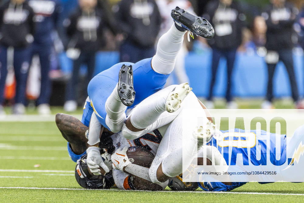Denver Broncos Running Back J.K. Dobbins (27) is brought down by Los Angeles Chargers linebacker sDel Shawn Phillips (53) and Daiyan Henley (0) during an NFL, American Football Herren, USA football game, in Inglewood, Calif. on Sunday Oct. 11, 2026. NHL, Eishockey Herren, USA 2026: Denver Broncos 23:17 LA Chargers - ZUMAc68_ 20261011_zaf_c68_023