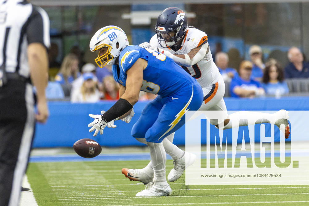 Denver Broncos Inside Linebacker Justin Strnad (40) defects a pass intended for Los Angeles Chargers tight end Charlie Kolar (88) during an NFL, American Football Herren, USA football game, in Inglewood, Calif. on Sunday Oct. 11, 2026. NHL, Eishockey Herren, USA 2026: Denver Broncos 23:17 LA Chargers - ZUMAc68_ 20261011_zaf_c68_029