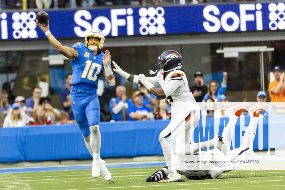 Los Angeles Chargers quarterback Justin Herbert (10) passes the ball under pressure from Denver Broncos Tight End Nate Adkins (45) during an NFL, American Football Herren, USA football game, in Inglewood, Calif. on Sunday Oct. 11, 2026. NHL, Eishockey Herren, USA 2026: Denver Broncos 23:17 LA Chargers - ZUMAc68_ 20261011_zaf_c68_030