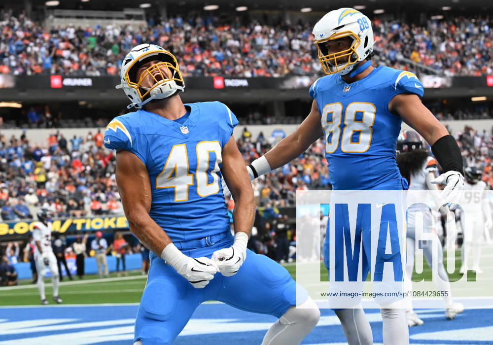 INGLEWOOD, CA - OCTOBER 11: Los Angeles Chargers tight end Hayden Rucci (40) celebrates after scoring a touchdown during the game between the Los Angeles Chargers and the Denver Broncos on October 11, 2026 at SoFi Stadium in Inglewood. (Photo by David Dennis Icon Sportswire) NFL, American Football Herren, USA OCT 11 Broncos at Chargers Icon26101124