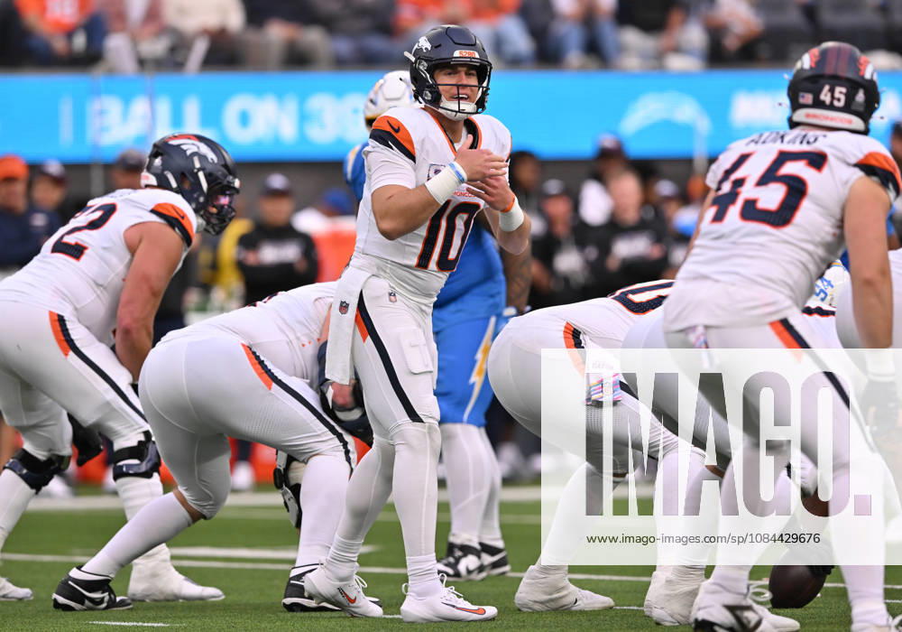 INGLEWOOD, CA - OCTOBER 11: Denver Broncos quarterback Bo Nix (10) motions before the snap during the game between the Los Angeles Chargers and the Denver Broncos on October 11, 2026 at SoFi Stadium in Inglewood. (Photo by David Dennis Icon Sportswire) NFL, American Football Herren, USA OCT 11 Broncos at Chargers Icon26101126