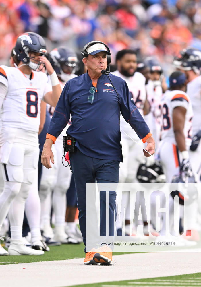 INGLEWOOD, CA - OCTOBER 11: Denver Broncos head coach Sean Payton on the sidelines during the game between the Los Angeles Chargers and the Denver Broncos on October 11, 2026 at SoFi Stadium in Inglewood. (Photo by David Dennis Icon Sportswire) NFL, American Football Herren, USA OCT 11 Broncos at Chargers Icon26101144