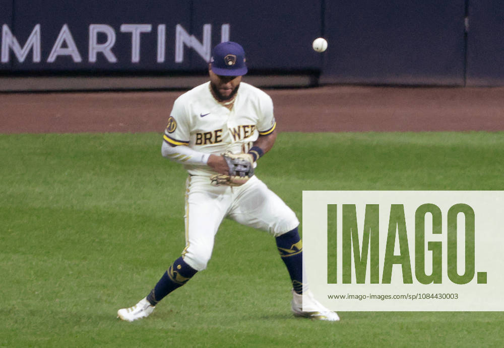Milwaukee Brewers left fielder Jackson Chourio (11) bobbles a single from Los Angeles Dodgers Freddie Freeman (5) in the first inning of an MLB, Baseball Herren, USA National League Championship Series playoff game at American Family Field in Milwaukee, Wisconsin, on Sunday, October 11, 2026. MIL20261011701 TANNENxMAURY