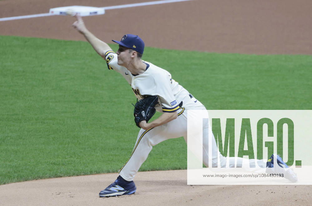 Milwaukee Brewers starting pitcher Jacob Misiorowski (32) throws against the Los Angeles Dodgers in the first inning of an MLB, Baseball Herren, USA National League Championship Series playoff game at American Family Field in Milwaukee, Wisconsin, on Sunday, October 11, 2026. MIL20261011703 TANNENxMAURY