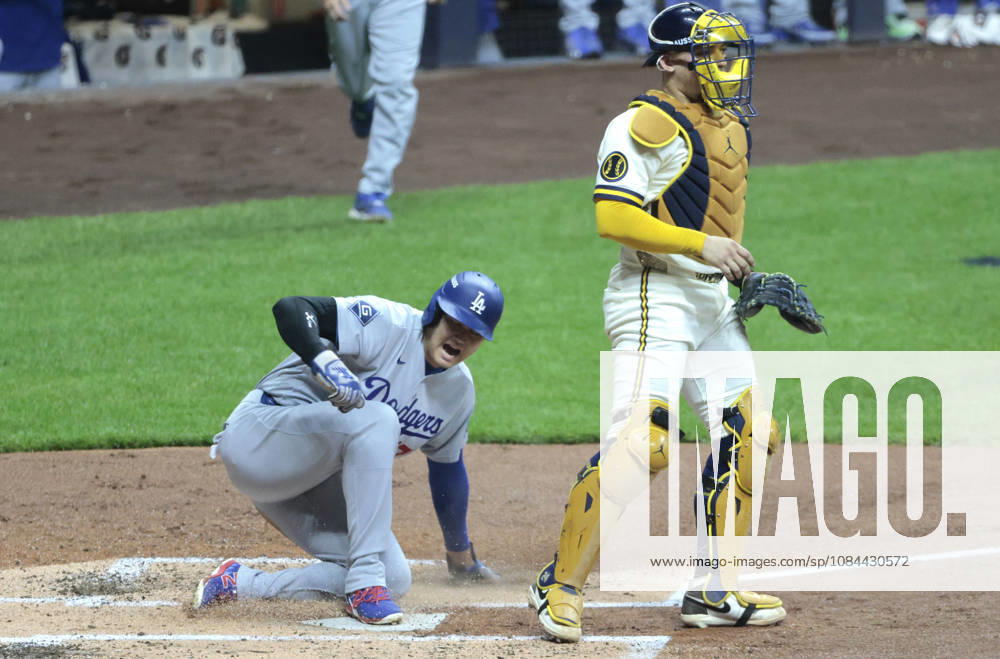 Los Angeles Dodgers Shohei Ohtani (17) scores on a single by Andy Pages as Milwaukee Brewers catcher William Contreras (24) stands at the plate in the second inning of an MLB, Baseball Herren, USA National League Championship Series playoff game at American Family Field in Milwaukee, Wisconsin, on Sunday, October 11, 2026. MIL20261011705 TANNENxMAURY