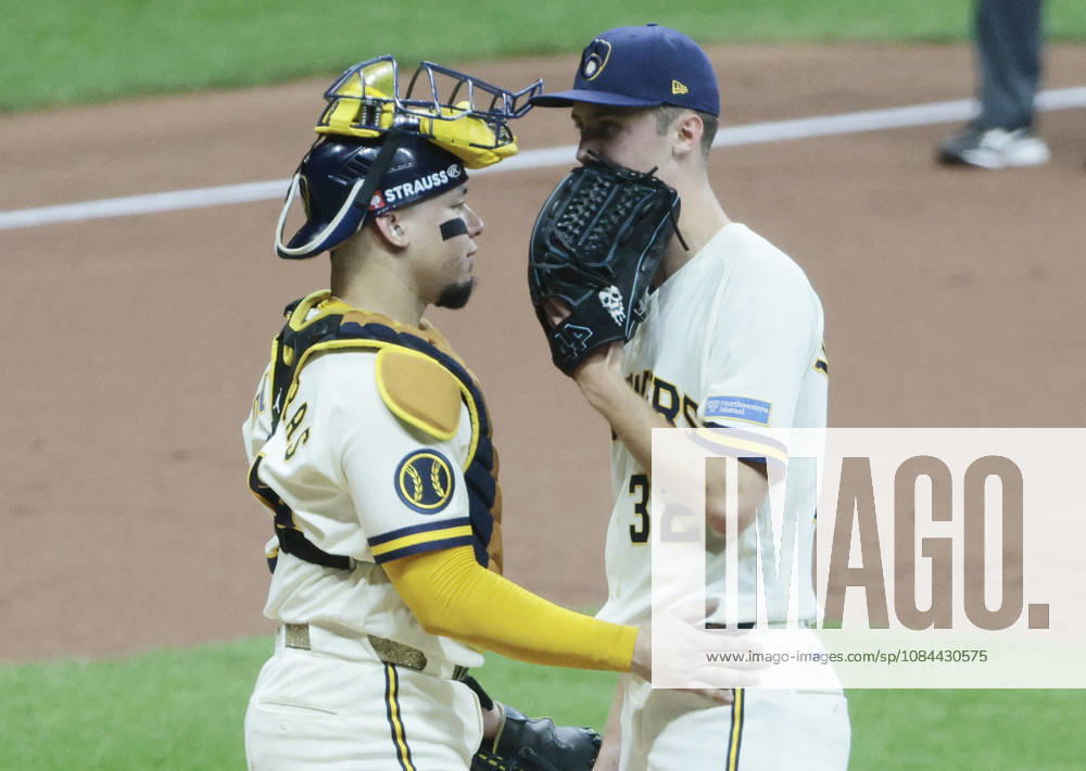 Milwaukee Brewers starting pitcher Jacob Misiorowski (32) has a mound visit with catcher William Contreras (24) with the bases loaded by the Los Angeles Dodgers in the second inning of an MLB, Baseball Herren, USA National League Championship Series playoff game at American Family Field in Milwaukee, Wisconsin, on Sunday, October 11, 2026. MIL20261011706 TANNENxMAURY