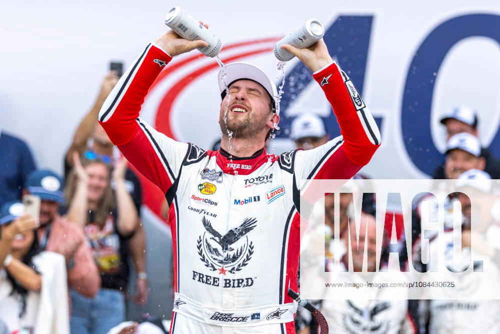 CHASE BRISCOE (19) celebrates his Bank of America 400 win in victory at Charlotte Motor Speedway. NASCAR, Motorsport, USA 2026: Bank Of America 400: BRISCOE Wins - ZUMAj177 20261011_zsp_j177_003